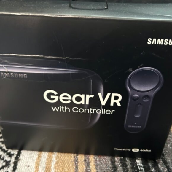 Samsung Gear VR with Controller in box Powered by Oculus - Picture 5 of 6